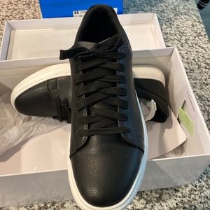 Size 8 black Steve Madden’s sneakers